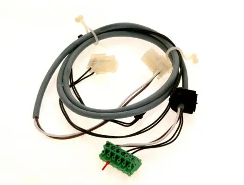 BOSCH Kabel mit mehreren Anschlüssen, einschließlich grüner Stecker und mehrerer Kabelverbindungen, geeignet für elektrische Anwendungen.